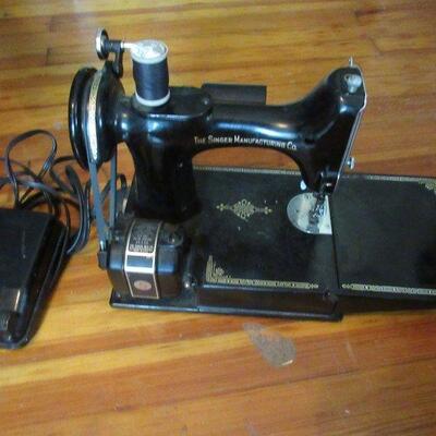 VINTAGE SINGER FEATHERWEIGHT 221 SEWING MACHINE, 3-120 MOTOR, FULLY FUCTIONAL