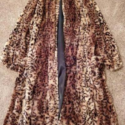 #1812 • Women's M Robe: PJLUXE Cheetah Print Women's Robe.