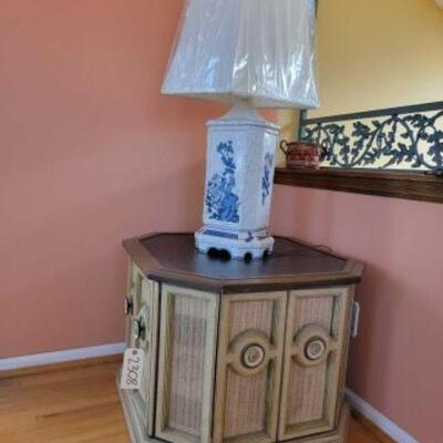 #2308 â€¢ Record Player End Table And Lamp: Table Measures Approx 29