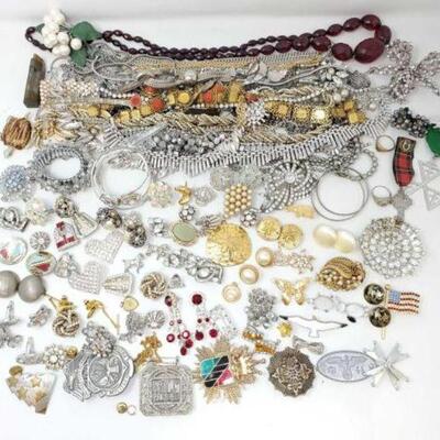2062	

Costume Jewelry
Includes Earrings, Bracelets, Pins, Rings, Chains and More