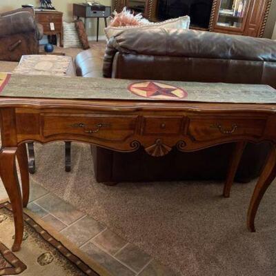 #1399 â€¢ Solid Wood Consul Table from Ethan Allen Great Condition with Table Runner