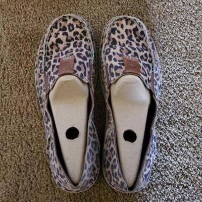 #1250 â€¢ Ariat Slip-Ons size 8B Womens 