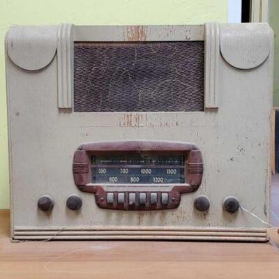 #2758 • Vintage Radio: Measures Approx 15