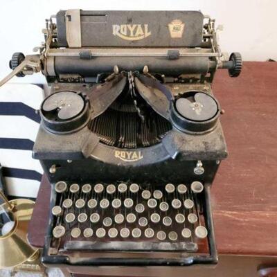 #2560 â€¢ Royal Typewriter 