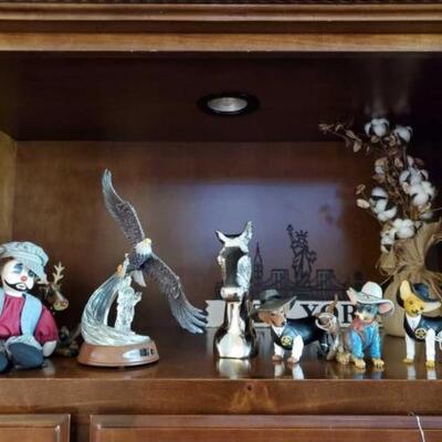 #1370 â€¢ Decor: 
#1370 â€¢ Decor
Starting at $5
Includes Fake Cotton Arrangement, New York Sign, Figurines, and More. 
