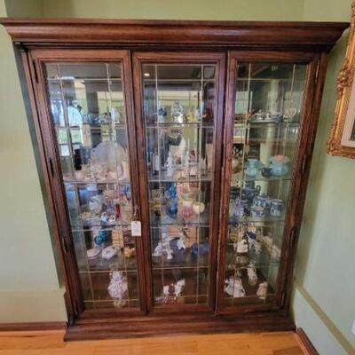 2118	

Display Cabinet
Does Not Include Contents
Measures Approx 67