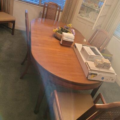 Dining room table and 6 chairs, very good condition