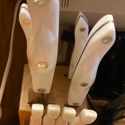Cutco knife block with knives