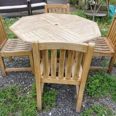 1148	WOOD PATIO OCTAGONAL TABLE W/4 CHAIRS
