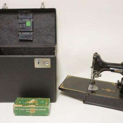 1126	SINGER FEATHER WEIGHT SEWING MACHINE WITH CASE
