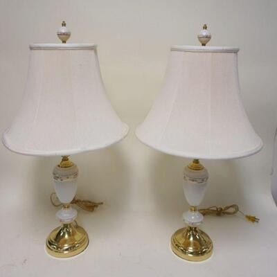 1264	PAIR OF PORCELAIN & BRASS LAMPS, HAVE MATCHING FINIALS & PLEATED SHADES
