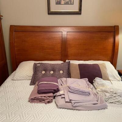 Queen bed with Tempur-Pedic Hybrid Mattress Set 