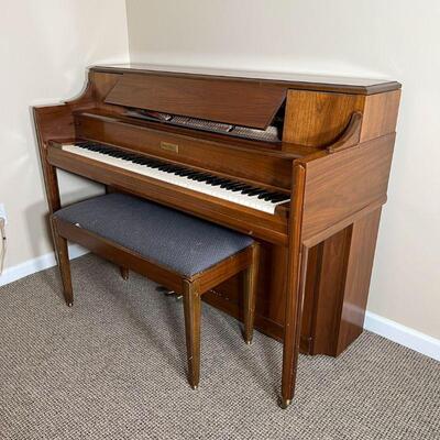 MASON & HAMLIN PIANO | Circa 1963, Mason & Hamlin upright 88-key piano with cushioned bench, no. H 67913; h. 41 x 59 x 23 in.