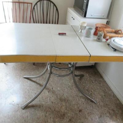 Vintage Kitchen Table and 4 Chairs 