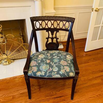 ANTIQUE WOOD ARMS CHAIR