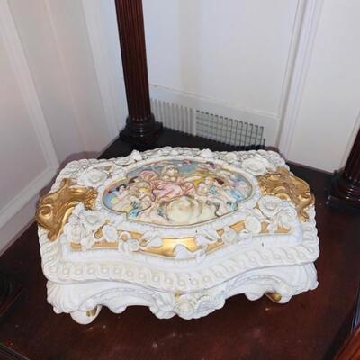 VINTAGE MADE IN ITALY ORNATE PORCELAIN BOX WITH LID
