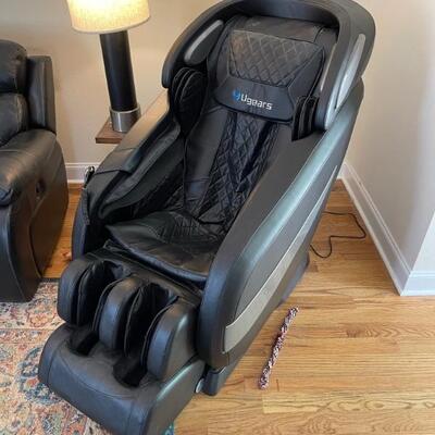 Ugears Wallhugger full body massage chair with heat and Bluetooth options plus full body scanner. Little over one year old and in...
