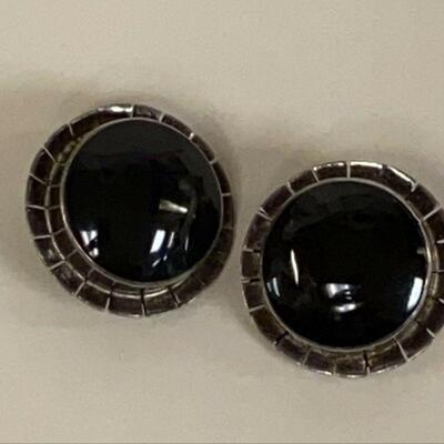 https://www.ebay.com/itm/125329690769	NC600 VINTAGE STERLING SILVER AND ONYX CLIP ON EARRINGS		Auction	begins 05/27/2022 after 6 PM
