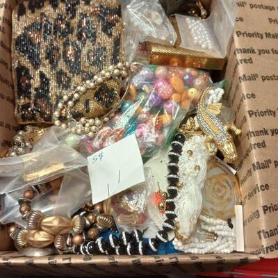 https://www.ebay.com/itm/115394681860	LAN3631 VINTAGE GRANNY'S 13LBS JUNK JEWELRY BOX LOT		Auction	begins 05/27/2022 after 6 PM
