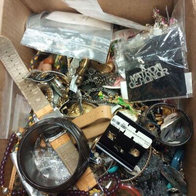 https://www.ebay.com/itm/115400245046	LAN3634 GRANNY'S 11LBS JUNK JEWELRY BOX		Auction	begins 05/27/2022 after 6 PM
