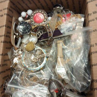 https://www.ebay.com/itm/125336803938	LAN3632 GRANNY'S 11LBS JUNK JEWELRY BOX		Auction	begins 05/27/2022 after 6 PM
