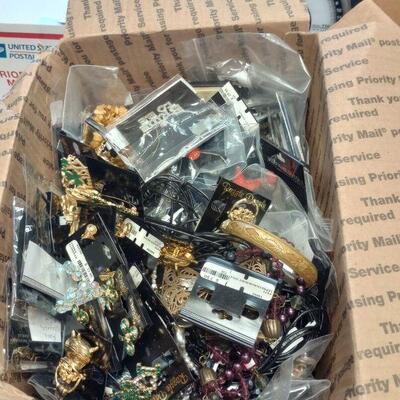 https://www.ebay.com/itm/125336803936	LAN3635 GRANNY'S 5LBS JUNK JEWELRY BOX		Auction	begins 05/27/2022 after 6 PM
