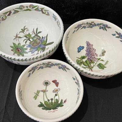 Botanic Garden Three Piece Nesting Bowl Set in very good condition. These are just lovely!