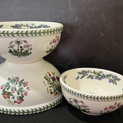 Botanic Garden Three Piece Nesting Bowl Set in very good condition. These are just lovely!