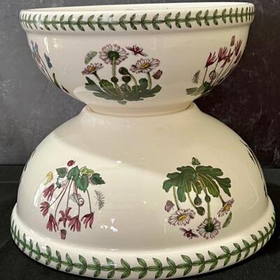 Botanic Garden Three Piece Nesting Bowl Set in very good condition. These are just lovely!