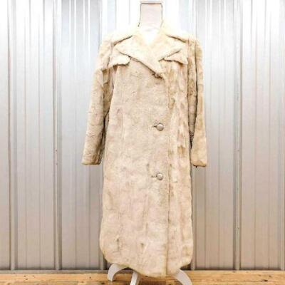 #2000 â€¢ Vintage Winkelman's Fur Coat. Measures Approx: 41