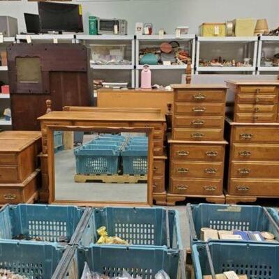 #2274 â€¢ 8 Piece Set of Furniture.  Includes 2 Nightstands, Queensized Head and Footboard, Mirror, Dressers, and More Nightstands...