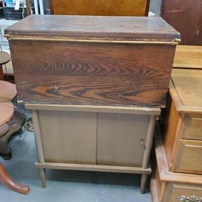 #2276 â€¢ Vintage Chest and End Table.. Chest Measures Approx: 26.5