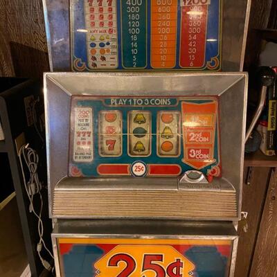 Vintage .25 Cent Slot Machine. Has Keys