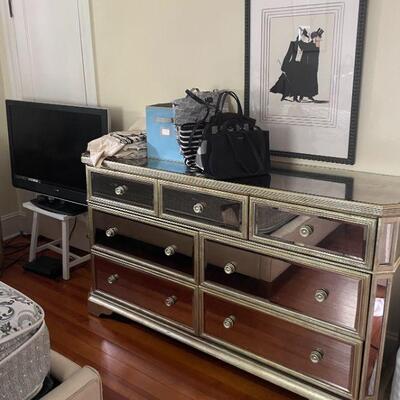 Mirrored chest of drawers