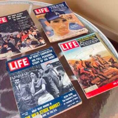 Collectible magazines and newsprint