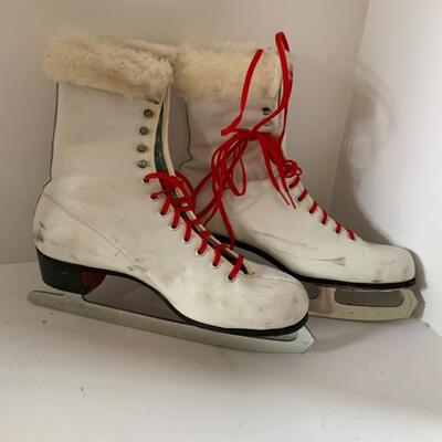 Canadian Flyer womenâ€™s Ice Skates. Size approx 7