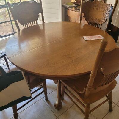 very nice dining room table and chairs, matches the hutch