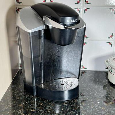 KEURIG COFFEE MAKER | Functioning! And appearing in good condition.