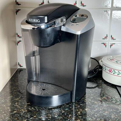 KEURIG COFFEE MAKER | Functioning! And appearing in good condition.
