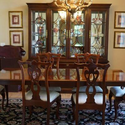 Thomasville dining room set - Chippendale style. very good