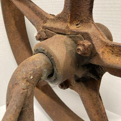 533. Antique Front Swivel Axil of Planter 