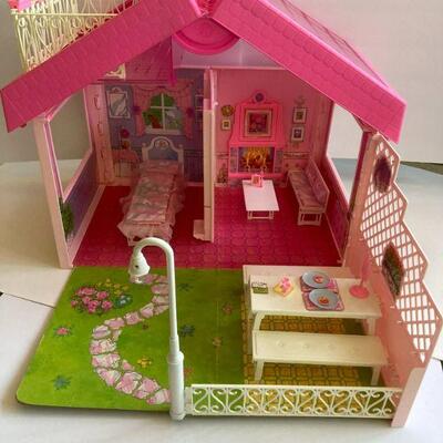 557. Vintage Mattel Barbie Fold N Fun House Turns into a carrying case 