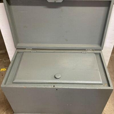 443. Vintage Refrigerated Box