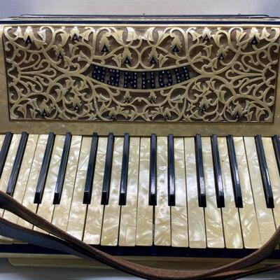 117. Beautiful Hohner Yellow Peal Finish Accordion