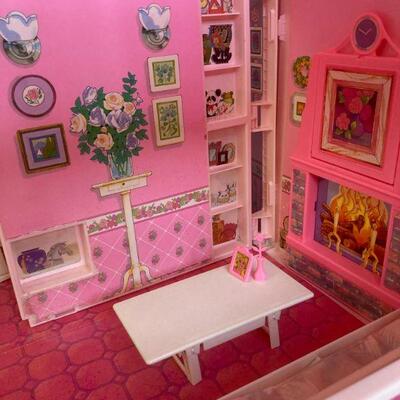 557. Vintage Mattel Barbie Fold N Fun House Turns into a carrying case 