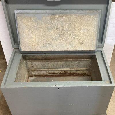 443. Vintage Refrigerated Box