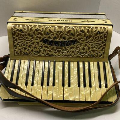 117. Beautiful Hohner Yellow Peal Finish Accordion