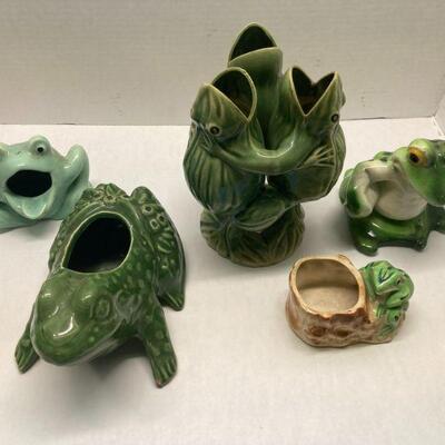 389.Vintage Lot of Ceramic Frogs