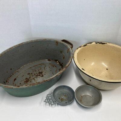 511. Lot of Vintage Farmhouse Bowls Agate and Aluminum 