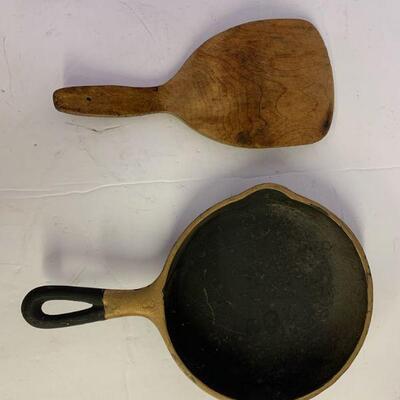 70. Wagner Ware Sidney Frying Pan -0- with Wooden Paddle